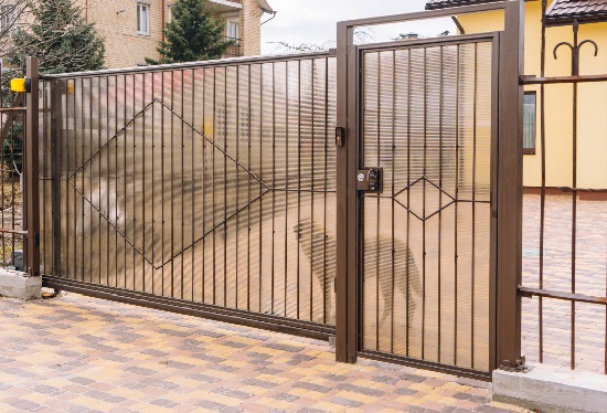 Купить ворота из профлиста с элементами ковки, с металлическими столбами в рамке или под дерево в Салехарде от 157200 руб